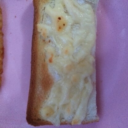 食パンでごめんなさい！
チーズと砂糖で美味しい
コンビありがとー(@_@)
今日は肌寒いですね。